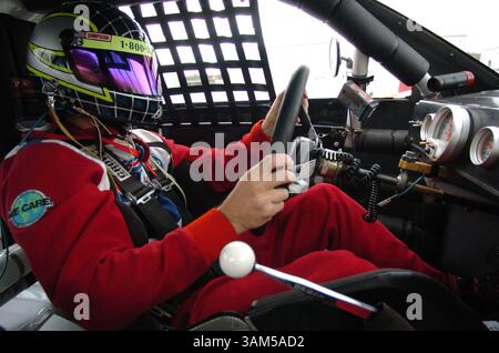 23 décembre 2004 - États-Unis - KRT SPORT STORY SLUGGED : AUTO-PETTYDRIVE KRT PHOTOGRAPHIE PAR GARY W. GREEN/ORLANDO SENTINEL (MIAMI OUT) (3 février) Dave Williams, directeur des opérations de Richard Petty Driving Experience à Walt Disney World, conduit une voiture autour de la piste à Lake Buena Vista, Floride, le jeudi 23 décembre 2004. (VMW) 2005 (crédit image : © Orlando Sentinel/mct/ZUMAPRESS.com) Banque D'Images