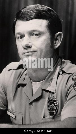 27 janvier 2005 - É.-U. - À UTILISER AVEC LES NOUVELLES américaines CONNEXES de KRT SLUGGED : BTKSTRANGLER KRT PHOTOGRAPHIE DE FERNANDO SALAZAR/WICHITA EAGLE (7 février) Richard LaMunyon, ancien chef de la police de Wichita, lors d'une conférence de presse en 1978. (lde) 2005 (crédit image : © Fernando Salazar/mct/ZUMAPRESS.com) Banque D'Images
