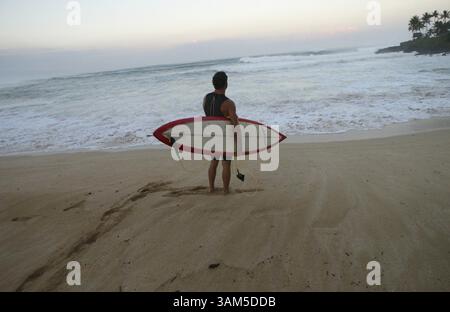 15 décembre 2004 - États-Unis - PAS DE MAGS, PAS DE VENTES -- KRT TRAVEL STORY SLUGGED : UST-SURFCONTEST KRT PHOTOGRAPHIE PAR KEVIN SULLIVAN/ORANGE COUNTY REGISTER (LA TIMES OUT) (6 mars) Un surfeur (non concurrent) affronte Waimea Bay à l'aube avant le début de l'invitation Quiksilver à la mémoire d'Eddie Aikau Big Wave à Waimea Bay, Hawaï, le 15 décembre 2004. (cdm) 2005 (crédit image : © Kevin Sullivan/mct/ZUMAPRESS.com) Banque D'Images