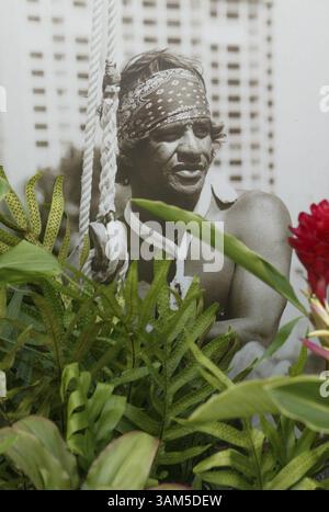 15 décembre 2004 - U.S. - KRT TRAVEL STORY SLUGGED : UST-SURFCONTEST KRT PHOTOGRAPHIE PAR KEVIN SULLIVAN/ORANGE COUNTY REGISTER (LA TIMES OUT) (6 mars) Une photo du légendaire sauveteur de la rive nord Eddie Aikau est ornée de verdure pendant ''The Eddie'' à Waimea Bay, Hawaï jeudi 2 décembre 2004. (cdm) 2005 (crédit image : © Kevin Sullivan/TNS/ZUMAPRESS.com) Banque D'Images