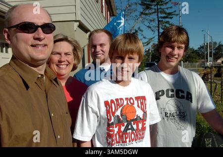 Dec. 28, 2004 - États-Unis - KRT US NEWS STORY SLUGGED : MED-ENCEPHALITIS KRT PHOTOGRAPH BY RICARDO RAMIREZ BUXEDA/ORLANDO SENTINEL (MIAMI OUT) (1er mars) The Rev. Chris Maxwell, son épouse Debbie Maxwell, Taylor Maxwell, 19 ans, Graham Maxwell, 14 ans, Aaron Maxwell, 17 ans, à la maison familiale du sud d'Orlando le lundi 27 décembre 2004. Le révérend Maxwell a subi une lésion cérébrale débilitante, mais il est revenu à la chaire avec l'aide de sa famille. (lde) 2005 (crédit image : © Ricardo Ramirez Buxeda/mct/ZUMAPRESS.com) Banque D'Images