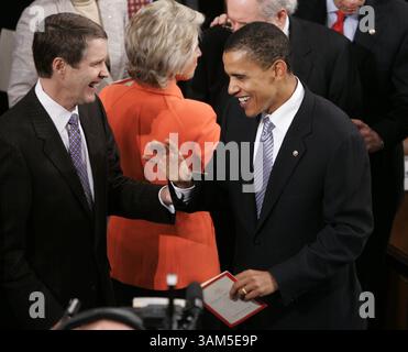 Février 2, 2005 - États-Unis - KRT US NEWS STOLLED : STAMPOFUNION KRT PHOTOGRAPHIE PAR CHUCK KENNEDY/KRT (2 février) WASHINGTON, DC - le leader de la majorité Bill Frist (R-TN) salue Sen. Barack Obama (d-il) sur le sol de la Chambre des représentants avant le discours du président Bush sur l'état de l'Union au Congrès, mercredi soir 2 février 2005, dans le Capitole des États-Unis. (smd) 2005 (crédit image : © PHOTOGNOSOURCE/mct/ZUMAPRESS.com) Banque D'Images