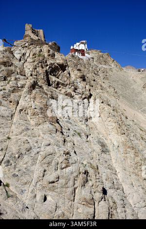 Vue du temple Tsemo Maitreya et des ruines de fort à proximité perchées sur une crête rocheuse au-dessus de Leh, vue depuis le palais de Leh dans le Ladakh, en Inde. Banque D'Images