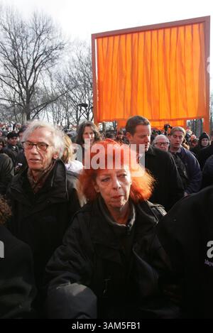 Feb. 12, 2005 - États-Unis - KRT US NEWS STORY SLUGGED : CHRISTO-THEGATES KRT PHOTOGRAPH BY ARI MINTZ/NEWSDAY (NEW YORK OUT) (12 février) NEW YORK, NEW YORK-- les artistes Christo et Jeanne-Claude regardent leur projet tant attendu ''The Gates, Central Park, New York, 1979-2005''''', Unfurl, 12 février, 2005. exposé le long de 37 kilomètres de chemins pavés à travers Central Park, c'est la plus grande exposition d'art public de l'histoire de New York. ''The Gates'' serpentera autour du parc jusqu'au 27 février 2005. (lde) 2005 (crédit image : © Ari Mintz/mct/ZUMAPRESS.com) Banque D'Images
