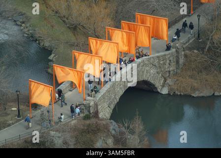 12 février 2005 - U.S. - KRT US NEWS STORY SLUGGED : CHRISTO-THEGATES KRT PHOTOGRAPHIE PAR ARI MINTZ/NEWSDAY (NEW YORK OUT) (12 février) NEW YORK, NEW YORK-- ''The Gates, Central Park, New York, 1979-2005'' par les artistes Christo et Jeanne Claude, 12 février 2005. Exposé le long de 37 kilomètres de chemins pavés à travers Central Park, c'est la plus grande exposition d'art public de l'histoire de New York. ''The Gates'' serpentera autour du parc jusqu'au 27 février 2005. (lde) 2005 (crédit image : © Ari Mintz/mct/ZUMAPRESS.com) Banque D'Images