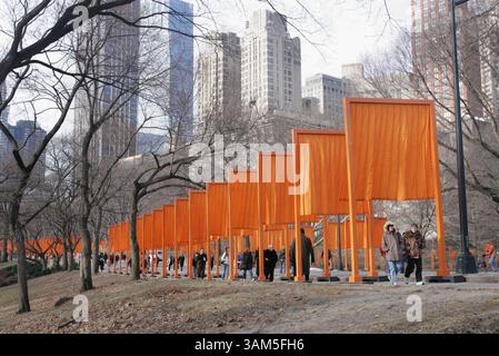 12 février 2005 - U.S. - KRT US NEWS STORY SLUGGED : CHRISTO-THEGATES KRT PHOTOGRAPHIE PAR ARI MINTZ/NEWSDAY (NEW YORK OUT) (12 février) NEW YORK, NEW YORK-- ''The Gates, Central Park, New York, 1979-2005'' par les artistes Christo et Jeanne Claude, 12 février 2005. Exposé le long de 37 kilomètres de chemins pavés à travers Central Park, c'est la plus grande exposition d'art public de l'histoire de New York. ''The Gates'' serpentera autour du parc jusqu'au 27 février 2005. (lde) 2005 (crédit image : © Ari Mintz/mct/ZUMAPRESS.com) Banque D'Images