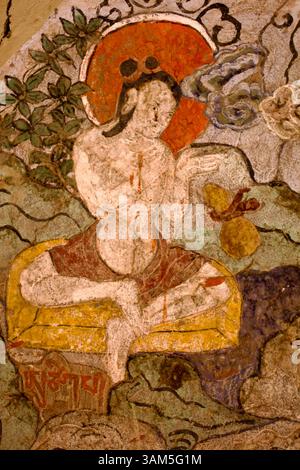 Murale dans la cour du monastère de Hemis montrant Gagyel, un disciple de Milarepa, assis en méditation avec inscription ci-dessous. Banque D'Images