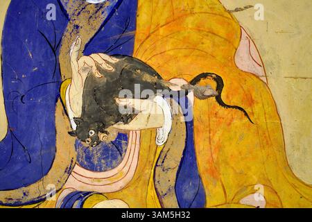 Murale d'un moine tibétain tenant doucement un rat, illustrant la compassion pour tous les êtres sensibles, au monastère Thiksey, Ladakh. Banque D'Images