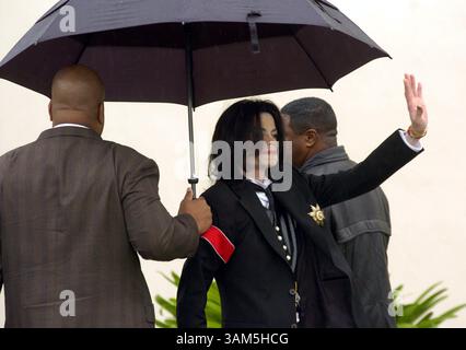 Feb 28, 2005 - États-Unis - KRT US NEWS STORY SLUGGED : JACKSON KRT PHOTO PAR NADER KHOURI/CONTRA COSTA TIMES (février 28) SANTA MARIA, CA - Michael Jackson fait signe aux fans devant le palais de justice alors qu'il arrive pour la première journée de son procès le lundi 28 février 2005, accusé d'avoir agressé un garçon de 13 ans. (gsb) 2005 (crédit image : © Nader Khouri/mct/ZUMAPRESS.com) Banque D'Images
