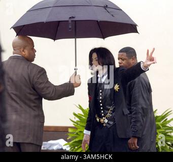 Feb 28, 2005 - États-Unis - KRT US NEWS STORY SLUGGED : JACKSON KRT PHOTO PAR NADER KHOURI/CONTRA COSTA TIMES (février 28) SANTA MARIA, CA - Michael Jackson fait signe aux fans devant le palais de justice alors qu'il arrive pour la première journée de son procès le lundi 28 février 2005, accusé d'avoir agressé un garçon de 13 ans. (gsb) 2005 (crédit image : © Nader Khouri/mct/ZUMAPRESS.com) Banque D'Images