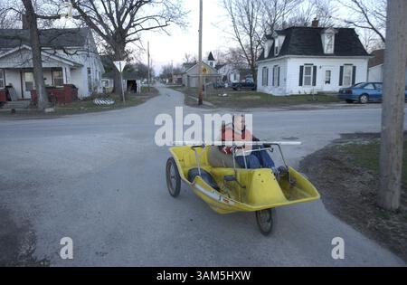 8 mars 2005 - États-Unis - KRT US NEWS STORY SLUGGED : TOWNTURNAROUND KRT PHOTOGRAPHIE DE MICHAEL TERCHA/CHICAGO TRIBUNE (3 avril) Keenan Sappington, 13 ans, pédalera un bateau à aubes converti autour de Nebo, Illinois. (cdm) 2005 (crédit image : © Michael Tercha/mct/ZUMAPRESS.com) Banque D'Images