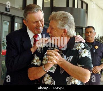 16 mars 2005 - États-Unis - KRT US NEWS STORY SLUGGED : LACIPETERSON KRT PHOTOGRAPHIE PAR DAN HONDA/CONTRA COSTA TIMES (16 mars) REDWOOD CITY, CA -- Ron Grantski, à droite, beau-père de Laci Peterson, avec James Brazelton, procureur du comté de Stanislaus, à l'extérieur du palais de justice après la condamnation formelle de Scott Peterson à Redwood City, Californie, mercredi 16 mars 2005. Le juge a formellement condamné Scott Peterson à mort après avoir qualifié le meurtre de sa femme enceinte, Laci, de « cruel, insouciant, sans cœur et impitoyable ». (lde) 2005 (image de crédit : © Dan Honda/mct/ZUMAPRESS.com) Banque D'Images