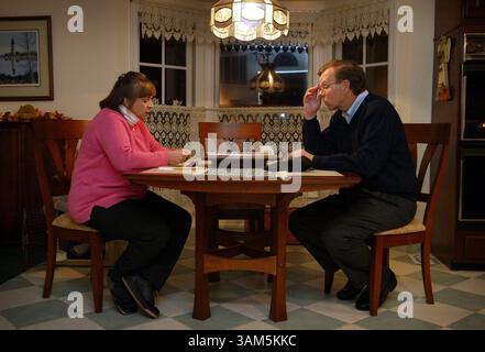 17 NOVEMBRE 2004 - TIMBRE, ÉTATS-UNIS - KRT US NEWS STORY SLUGGED : MED-LIVINGDONORS KRT PHOTO PAR J.B. FORBES/ST. LOUIS POST-DISPATCH (BELLEVILLE NEWS-DEMOCRAT, ALTON TELEGRAPH ET EDWARDSVILLE INTELLIGENCER OUT) (18 mai) Roseanne et Robert Olson jouent au scrabble chez eux à Rockville, Maryland, en novembre 2004. . Robert a fait don d'un morceau de son foie à Roseanne en 2001 et a ensuite eu besoin d'une greffe de foie lui-même lorsqu'il a échoué après l'opération. (gsb) 2005 (crédit image : © J.B. Forbes/mct/ZUMAPRESS.com) Banque D'Images