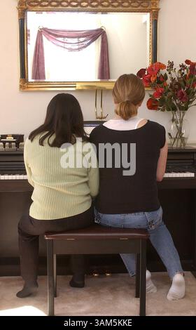 5 mars 2005 - États-Unis - KRT US NEWS STORY SLUGGED : CHINESEADOPTEES KRT PHOTOGRAPHIE DE JOAN FAIRMAN KANES/PHILADELPHIA INQUIRER (12 avril) Lindsey Levine, 12 ans (à gauche) et sa meilleure amie, Bridgett Ryan, 13 ans, jouent du piano à Lindsey's Bucks County, Pennsylvanie. Lindsey a été adoptée de Chine alors qu'elle était enfant. (cdm) 2005 (diversité) (crédit image : © Joan Fairman Kanes/mct/ZUMAPRESS.com) Banque D'Images