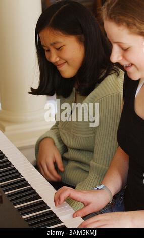 5 mars 2005 - États-Unis - KRT US NEWS STORY SLUGGED : CHINESEADOPTEES KRT PHOTOGRAPHIE DE JOAN FAIRMAN KANES/PHILADELPHIA INQUIRER (12 avril) Lindsey Levine, 12 ans (à gauche) et sa meilleure amie, Bridgett Ryan, 13 ans, jouent du piano à Lindsey's Bucks County, Pennsylvanie. Lindsey a été adoptée de Chine alors qu'elle était enfant. (cdm) 2005 (diversité) (crédit image : © Joan Fairman Kanes/mct/ZUMAPRESS.com) Banque D'Images