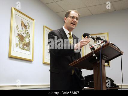 23 mars 2005 - États-Unis - À UTILISER AVEC DES ARTICLES DE presse américains LIÉS À : LINE KRT PHOTOGRAPHIE PAR CHUCK KENNEDY/KRT WASHINGTON, DC (13 avril) le procureur général du Kansas Phill Kline tient une conférence de presse le 23 mars 2005 au Capitol Hill à Washington, DC pour parler de sa subpeona de dossiers d'avortement dans son état. (VMW) 2005 (crédit image : © PHOTOGNOSOURCE/mct/ZUMAPRESS.com) Banque D'Images