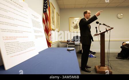 23 mars 2005 - États-Unis - À UTILISER AVEC DES ARTICLES DE presse américains LIÉS À : LINE KRT PHOTOGRAPHIE PAR CHUCK KENNEDY/KRT WASHINGTON, DC (13 avril) le procureur général du Kansas Phill Kline tient une conférence de presse le 23 mars 2005 au Capitol Hill à Washington, DC pour parler de sa subpeona de dossiers d'avortement dans son état. (VMW) 2005 (crédit image : © PHOTOGNOSOURCE/mct/ZUMAPRESS.com) Banque D'Images