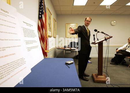 23 mars 2005 - États-Unis - À UTILISER AVEC DES ARTICLES DE presse américains LIÉS À : LINE KRT PHOTOGRAPHIE PAR CHUCK KENNEDY/KRT WASHINGTON, DC (13 avril) le procureur général du Kansas Phill Kline tient une conférence de presse le 23 mars 2005 au Capitol Hill à Washington, DC pour parler de sa subpeona de dossiers d'avortement dans son état. (VMW) 2005 (crédit image : © PHOTOGNOSOURCE/mct/ZUMAPRESS.com) Banque D'Images