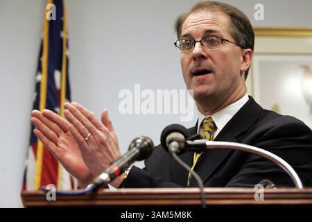 23 mars 2005 - États-Unis - À UTILISER AVEC DES ARTICLES DE presse américains LIÉS À : LINE KRT PHOTOGRAPHIE PAR CHUCK KENNEDY/KRT WASHINGTON, DC (13 avril) le procureur général du Kansas Phill Kline tient une conférence de presse le 23 mars 2005 au Capitol Hill à Washington, DC pour parler de sa subpeona de dossiers d'avortement dans son état. (VMW) 2005 (crédit image : © PHOTOGNOSOURCE/mct/ZUMAPRESS.com) Banque D'Images