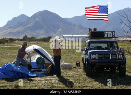 31 mars 2005 - États-Unis - PAS DE MAGS, PAS DE VENTES -- KRT US NEWS STORY SLUGGED : USMEXICO-MINUTEMEN KRT PHOTOGRAPHIE PAR JAVIER MANZANO/ORANGE COUNTY REGISTER (LA TIMES OUT) (13 avril) MIRACLE VALLEY, AZ -- des volontaires de Minutemen ont campé sur les terrains du Miracle Valley Bible College près de Bisbee, Arizona. (cdm) 2005 (crédit image : © Javier Manzano/mct/ZUMAPRESS.com) Banque D'Images