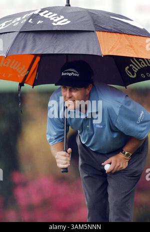 8 avril 2005 - Etats-Unis - HISTOIRE SPORTIVE KRT SLUGGED : GLF-MASTERS KRT PHOTO PAR GERRY MELENDEZ/LE TIMBRE (8 avril) AUGUSTA, GA - Phil Mickelson vérifie sa ligne sur le 10ème green lors de la manche de vendredi au Augusta National Golf Club. (MvW) 2005 (crédit image : © The State/mct/ZUMAPRESS.com) Banque D'Images