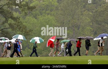 7 avril 2005 - Etats-Unis - HISTOIRE SPORTIVE du KRT SLUGGED : GLF-MASTERS KRT PHOTO PAR GERRY MELENDEZ/LE TIMBRE (8 avril) AUGUSTA, GA -- les clients se mettent à couvert après que le match a été suspendu lors de la manche de vendredi au Augusta National Golf Club. (MvW) 2005 (crédit image : © The State/mct/ZUMAPRESS.com) Banque D'Images