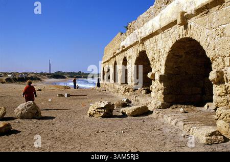 14 avril 2005 - États-Unis - HISTOIRE DE VOYAGE du KRT SLUGGED : WLT-ISRAEL KRT PHOTOGRAPHIE PAR TONI STROUD/CHICAGO TRIBUNE (1er mai) L'aqueduc romain de Césarée est une excursion facile d'une journée au départ de Jérusalem. (cdm) 2005 (crédit image : © Toni Stroud/mct/ZUMAPRESS.com) Banque D'Images