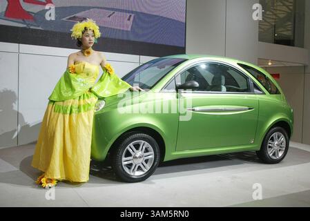 21 avril 2005 - États-Unis - HISTOIRE D'AFFAIRES DE KRT SLUGGED : AUTO-CHINA KRT PHOTOGRAPHIE PAR DOUG KANTER/KRT (avril 25) Un modèle se tient devant un modèle S16 par le constructeur automobile chinois Chery au salon Auto Shanghai 2005 le 21 avril 2005. Chery prévoit d'exporter des voitures de fabrication chinoise aux États-Unis. Alors que des dizaines de milliers de consommateurs se bousculent dans le salon de l'auto de Shanghai 2005, ils voient des dizaines de nouveaux modèles, allant des sous-compactes fabriqués en Chine coûtant moins de 4 000 $ aux voitures de sport italiennes et aux Bentleys britanniques valant une petite fortune. (lde) 2005 (crédit image : © Doug Kanter/mct/ZUMAPRESS.com) Banque D'Images