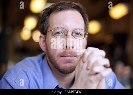 25 avril 2005 - États-Unis - KRT US NEWS STORY SLUGGED : WARLETTERS KRT PHOTOGRAPHIE DE CHUCK KENNEDY/KRT (5 mai) Andy Carroll, historien et auteur de ''Behind the Lines'', un nouveau livre sur son odyssée mondiale pour recueillir les lettres de guerre des ennemis et alliés des États ounotés. (lde) 2005 (crédit image : © Chuck Kennedy/mct/ZUMAPRESS.com) Banque D'Images