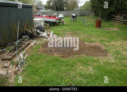 26 avril 2005 - États-Unis - KRT US NEWS STORY SLUGGED : SMALLTOWNKILLING KRT PHOTO PAR SCOTT S. Hamrick/PHILADELPHIA INQUIRER (mai 25) la police a trouvé le corps de Jonathan Moyer enterré dans cette cour à Brownstown, en Pennsylvanie, environ deux ans après sa mort. (gsb) 2005 (diversité) (crédit image : © Scott S. Hamrick/mct/ZUMAPRESS.com) Banque D'Images