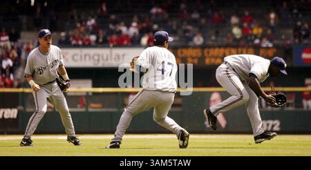 27 AVRIL 2005 - ÉTATS-UNIS - KRT SPORT STORY SLUGGED : BREWERS-CARDINALS KRT PHOTOGRAPHIE DE CHRIS LEE/ST. LOUIS POST-DISPATCH (BELLEVILLE NEWS-DEMOCRAT, ALTON TELEGRAPH ET EDWARDSVILLE INTELLIGENCER OUT) (AVRIL 27) ST. LOUIS, MO - Milwaukee Short stop Bill Hall, à droite, se met hors de la voie alors que le lanceur Jorge de la Rosa se prépare à tirer en premier après avoir lancé une balle au sol touchée par les Cardinals Larry Walker dans la sixième manche de leur match au Busch Stadium à Louis, Missouri, le 27 avril 2005. (vmw) 2005. (Crédit image : © Chris Lee/mct/ZUMAPRESS.com) Banque D'Images