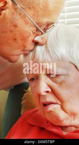 28 avril 2005 - États-Unis - KRT US NEWS STORY SLUGGED : MED-CAREGIVERS KRT PHOTOGRAPHIE DE ROBERTO GONZALEZ/ORLANDO SENTINEL (MIAMI OUT) (13 mai) Bill Andrew prend soin de sa femme Carol alors qu'ils tentent de gérer sa maladie d'Alzheimer dans leur maison Winter Haven, Floride, le 28 avril 2005. (cdm) 2005 (crédit image : © Roberto Gonzalez/mct/ZUMAPRESS.com) Banque D'Images