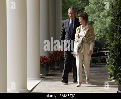 2 mai 2005 - États-Unis - À UTILISER AVEC LES NOUVELLES américaines CONNEXES de KRT SLUGGED : BUSH PHOTO DE KRT PAR CHUCK KENNEDY/KRT (2 mai) WASHINGTON, D.C.-- le président Bush marche avec la première dame Laura Bush, lundi 2 mai 2005, pour les Preserve America Presidential Awards dans la roseraie de la Maison Blanche. (lde) 2005 (crédit image : © Chuck Kennedy/mct/ZUMAPRESS.com) Banque D'Images