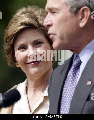 2 mai 2005 - États-Unis - À UTILISER AVEC LES NOUVELLES américaines CONNEXES de KRT SLUGGED : BUSH KRT PHOTOGRAPHIE PAR CHUCK KENNEDY/KRT (2 mai) WASHINGTON, D.C.-- le président Bush et la première dame Laura Bush, lundi 2 mai 2005, lors des Preserve America Presidential Awards dans la roseraie de la Maison Blanche. (lde) 2005 (crédit image : © Chuck Kennedy/mct/ZUMAPRESS.com) Banque D'Images