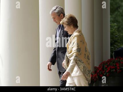 2 mai 2005 - États-Unis - À UTILISER AVEC LES NOUVELLES américaines CONNEXES de KRT SLUGGED : BUSH PHOTO DE KRT PAR CHUCK KENNEDY/KRT (2 mai) WASHINGTON, D.C.-- le président Bush marche avec la première dame Laura Bush, lundi 2 mai 2005, pour les Preserve America Presidential Awards dans la roseraie de la Maison Blanche. (lde) 2005 (crédit image : © Chuck Kennedy/mct/ZUMAPRESS.com) Banque D'Images