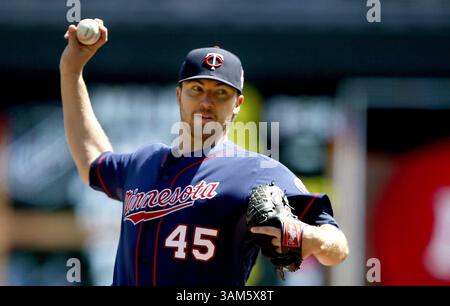 4 mai 2014 - Minneapolis, MN, États-Unis - Phil Hughes, lanceur des Twins du Minnesota, lance la première manche contre les Orioles de Baltimore au Target Field le dimanche 4 mai 2014, à Minneapolis. (Crédit image : © Jerry Holt/MCT/ZUMAPRESS.com) Banque D'Images
