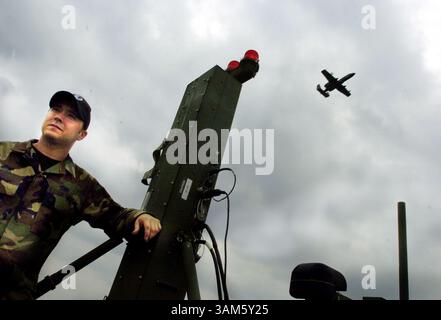 17 mai 2005 - U.S. - KRT WORLD NEWS STORY SLUGGED : USIRAQ-MEMORIALDAY KRT PHOTOGRAPHIE PAR NICK Oza/MACON TELEGRAPH (mai 25) le sergent Thomas Parker, 25 ans, de Trinity, Caroline du Nord, est technicien aéronautique à la base aérienne de Ramstein, en Allemagne, et affirme que les militaires américains sont traités avec respect en Europe. ''les gens vous apprécient ici, en particulier les générations plus âgées. Ils savent ce que nous avons fait pendant la seconde Guerre mondiale. J'entends la bannière étoilée et j'ai la chair de poule. » (lde) 2005 (crédit image : © Nick Oza/mct/ZUMAPRESS.com) Banque D'Images