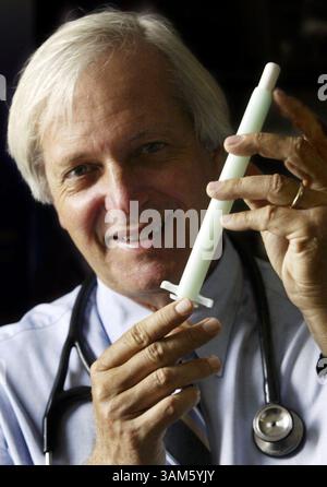 25 mai 2005 - États-Unis - KRT US STORY SLUGGED : SCI-CERVICALEXAM KRT PHOTOGRAPHIE PAR PATRICK FARRELL/MIAMI HERALD (SOUTH FLORIDA SUN-SENTINEL ET ORLANDO SENTINEL OUT) (12 juin) Dr Arthur Fournier de l'Université de Miami tient un dispositif d'auto-examen cervical qu'il a inventé. (MvW) 2005 (crédit image : © Patrick Farrell/mct/ZUMAPRESS.com) Banque D'Images