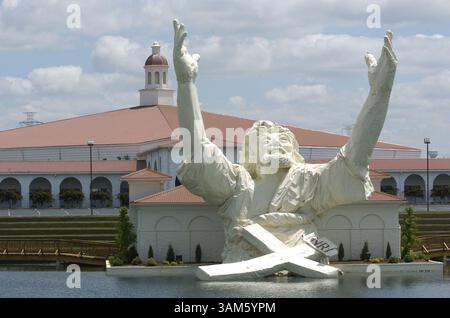 25 mai 2005 - États-Unis - KRT US NEWS STORY SLUGGED : CASINOS KRT PHOTOGRAPHIE DE DAVID KOHL/CHICAGO TRIBUNE (17 juin) à Monroe, Ohio, près de l'autoroute 75, l'église Solid Rock présente une statue de Jésus. (lde) 2005 (crédit image : © Chicago Tribune/mct/ZUMAPRESS.com) Banque D'Images