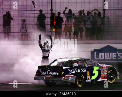 28 mai 2005 - États-Unis - KRT SPORT STORY SLUGGED : NASCAR KRT PHOTOGRAPHIE PAR JEFF WILLHELM/CHARLOTTE OBSERVER (mai 28) CONCORD, NC -- Kyle Busch célèbre à la ligne d'arrivée après avoir remporté le Carquest Auto parts 300 au Lowes Motor Speedway à Concord, Caroline du Nord, le 28 mai 2005. (vmw) 2004. (Crédit image : © Jeff Willhelm/mct/ZUMAPRESS.com) Banque D'Images
