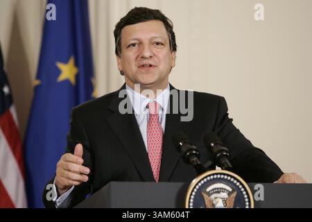 20 juin 2005 - États-Unis - KRT US NEWS STORY SLUGGED : BUSH-eu KRT PHOTOGRAPHIE PAR CHUCK KENNEDY/KRT (20 juin) WASHINGTON, DC-- le président de la Commission européenne Jose Manuel Barroso s'adresse aux journalistes dans la salle est de la Maison Blanche, lundi 20 juin 2005, à Washington, D.C. (lde) 2005 (crédit image : © Chuck Kennedy/mct/ZUMAPRESS.com) Banque D'Images