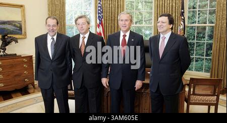 20 juin 2005 - États-Unis - KRT L'ACTUALITÉ américaine SLUGGED : BUSH-eu KRT PHOTOGRAPHIE DE CHUCK KENNEDY/KRT (20 juin) WASHINGTON, DC-- le président Bush, deuxième à droite, rencontre le président de l'Union européenne Jean-Claude Juncker, deuxième à gauche, le président de la Commission européenne Jos Manuel Barroso, à droite, et le chef de la politique étrangère Javier Solana, le lundi 20 juin 2005, dans le bureau ovale de la Maison Blanche à Washington. (lde) 2005 (crédit image : © Chuck Kennedy/mct/ZUMAPRESS.com) Banque D'Images