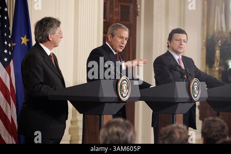 20 juin 2005 - États-Unis - KRT HISTOIRE américaine BOULEVERSÉE : BUSH-eu KRT PHOTO DE CHUCK KENNEDY/KRT (20 juin) WASHINGTON, DC-- le président Bush, au centre, le premier ministre luxembourgeois et président de l'Union européenne Jean-Claude Juncker, à gauche, et le président de la Commission européenne Jose Manuel Barroso s'adressent à des journalistes dans la salle est de la Maison Blanche, lundi 20 juin 2005, à Washington, D.C. (lde) 2005 (crédit image : © Chuck Kennedy/mct/ZUMAPRESS.com) Banque D'Images