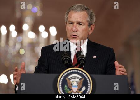 20 juin 2005 - États-Unis - KRT US NEWS STORY SLUGGED : BUSH-eu KRT PHOTOGRAPHIE PAR CHUCK KENNEDY/KRT (20 juin) WASHINGTON, DC-- le président Bush parle aux journalistes dans la salle est de la Maison Blanche, lundi 20 juin 2005, à Washington, D.C. (lde) 2005 (crédit image : © Chuck Kennedy/mct/ZUMAPRESS.com) Banque D'Images