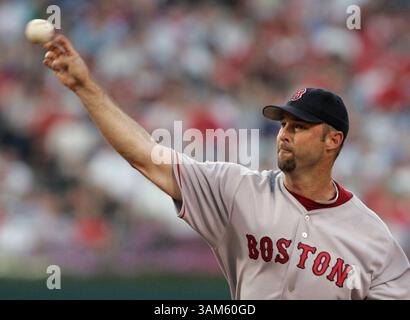 24 juin 2005 - États-Unis - KRT SPORT STORY SLUGGED : BBO-REDSOX-PHILLIES KRT PHOTO PAR JERRY LODRIGUSS/PHILADELPHIA INQUIRER (24 juin) PHILADELPHIE, PA -- les terrains Tim Wakefield de Boston contre Philadelphie le vendredi 24 juin 2005. (gsb) 2005 (crédit image : © Jerry Lodriguss/mct/ZUMAPRESS.com) Banque D'Images