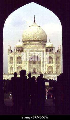 27 juin 2005 - États-Unis - HISTOIRE DE VOYAGE du KRT SLUGGED : WLT-INDIA KRT PHOTO PAR THOMAS R. MCDONOUGH/KRT (juin 27) les visiteurs affluent au Taj Mahal à Agra, en Inde. (gsb) 2005 (crédit image : © Thomas R. McDonough/mct/ZUMAPRESS.com) Banque D'Images