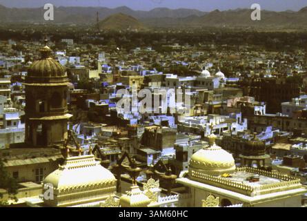 27 juin 2005 - États-Unis - HISTOIRE DE VOYAGE DE la KRT SLUGGED : WLT-INDIA LA PHOTO DE LA KRT PAR THOMAS R. MCDONOUGH/KRT (juin 27) Udaipur, Inde, est vue depuis l'ancien palais de la ville. (gsb) 2005 (crédit image : © Thomas R. McDonough/mct/ZUMAPRESS.com) Banque D'Images