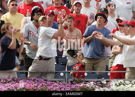 26 juin 2005 - États-Unis - KRT SPORT STORY SLUGGED : BBO-REDSOX-PHILLIES KRT PHOTO PAR JERRY LODRIGUSS/PHILADELPHIA INQUIRER (juin 26) PHILADELPHIE, PA -- les fans tentent d'attraper un ballon de home run frappé par Jason Varitek de Boston contre Philadelphie le dimanche 26 juin 2005. (gsb) 2005 (crédit image : © Jerry Lodriguss/mct/ZUMAPRESS.com) Banque D'Images