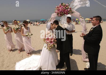 25 juin 2005 - États-Unis - KRT US NEWS STORY SLUGGED : CAPEMAY KRT PHOTOGRAPHIE PAR APRIL SAUL/PHILADELPHIA INQUIRER (juillet 25) Erin Sough et Paul Rafalowski se sont mariés sur la plage de Cape May, New Jersey en juin 2005. ''C'est comme avoir une centaine d'invités supplémentaires'', a-t-il dit de la foule de la plage. (cdm) 2005 (crédit image : © April Saul/mct/ZUMAPRESS.com) Banque D'Images