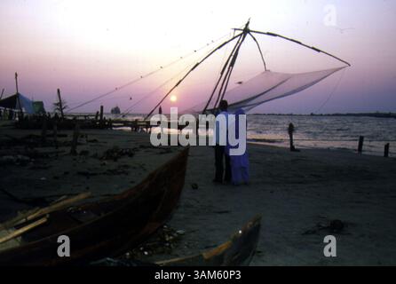 27 juin 2005 - États-Unis - HISTOIRE DE VOYAGE du KRT SLUGGED : WLT-INDIA KRT PHOTO PAR THOMAS R. MCDONOUGH/KRT (juin 27) des bateaux de pêche et des filets sont assis sur la rive au coucher du soleil à Cochin, en Inde. (gsb) 2005 (crédit image : © Thomas R. McDonough/mct/ZUMAPRESS.com) Banque D'Images